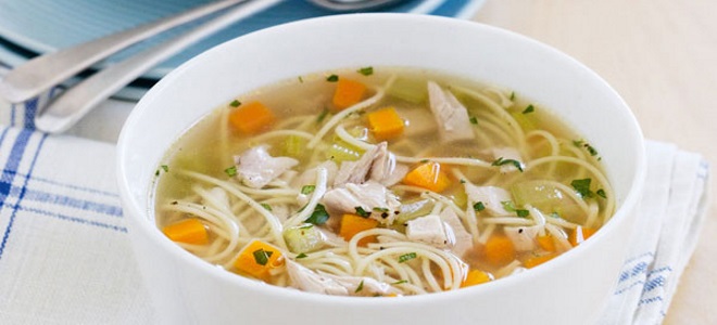 пилешка супа с макаронени изделия и зеленчуци