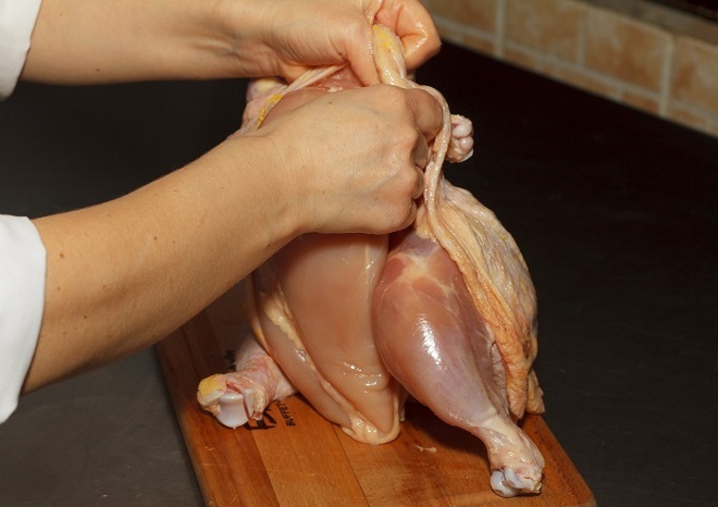 како исецати пилетину за пуњење палачинки