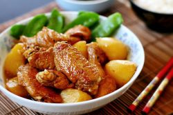 рецепта пилешки крила с картофи във фурната