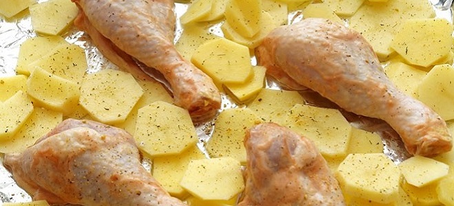 Пиле са кромпиром у фолији у пећници
