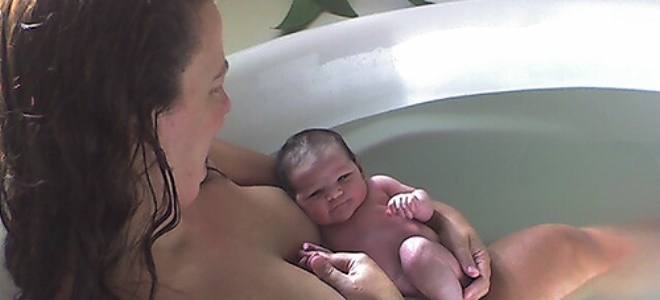 narození dítěte ve vaně