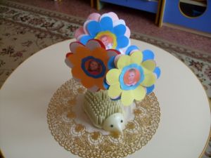 řemesla z barevných papírových květin 8
