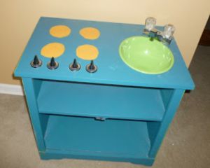 Детска кухня със собствени ръце от стари мебели 21