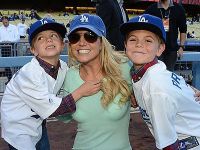 Бритни Спирс с сыновьями в одинаковых кепках
