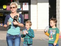 Бритни Спирс с сыновьями на прогулке