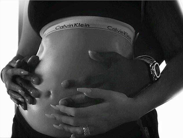 Хлои Кадрашьян подтвердила беременность  в своем Instagram, опубликовав фото