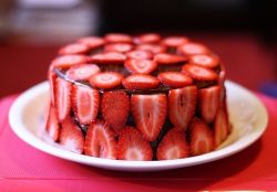 шоколадова торта с ягоди