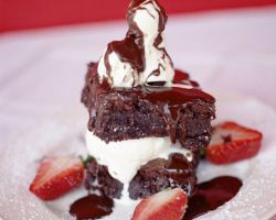 шоколадова торта с ягоди и сметанов крем