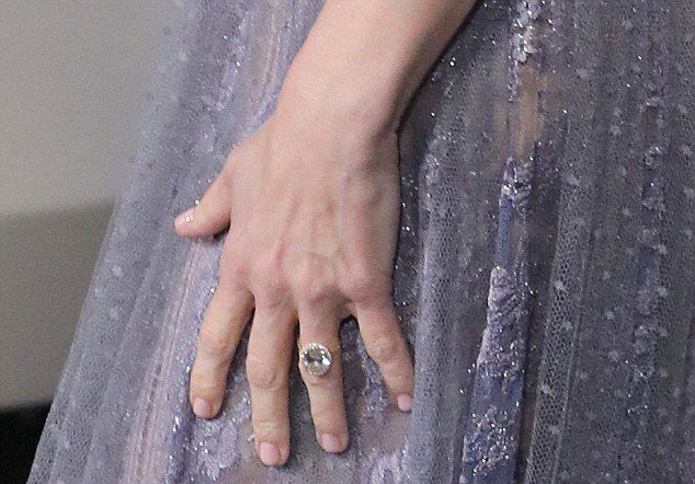 Обручальное кольцо Анны стоит  250 тысяч долларов