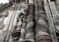 Церковь Ла-Компания - витые колонны на фасаде