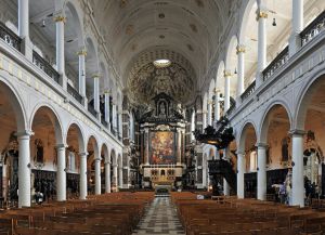 Роскошный интерьер церкви