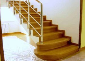 Směs betonových schodů s dřevem1