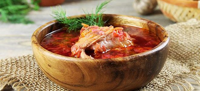 klasická horká červená červená polévka s kuřecím receptem