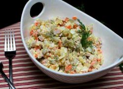 Ruska salata s kobasicama i kiselim kiselinama