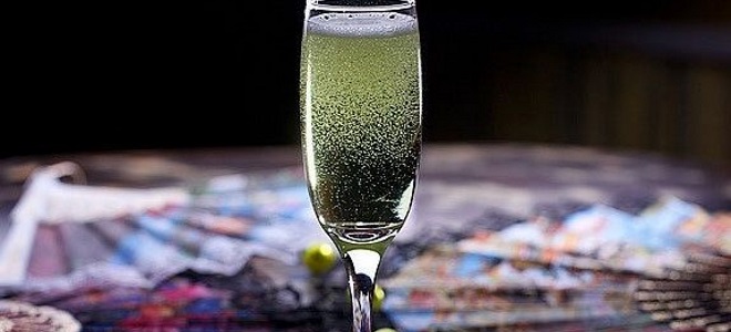 koktejlový absinth s šampaňským