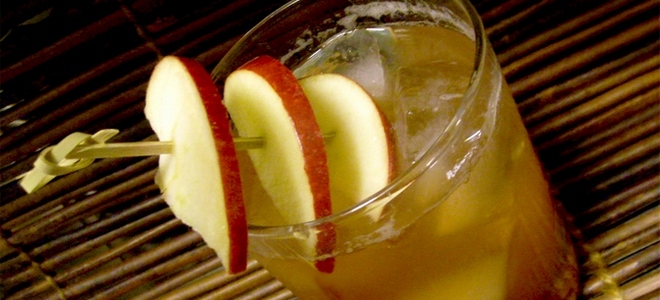 whisky cocktail z jabolčnim sokom