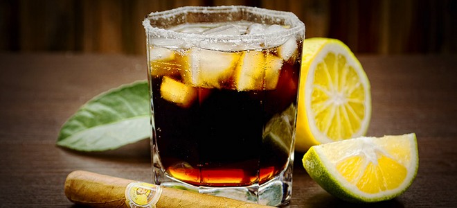 koktejl z rumu a whisky