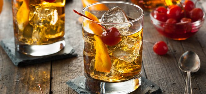 whisky tonikový koktejl