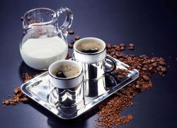 Używanie kawy z mlekiem