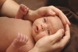 как се появява колики при новородени