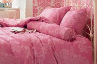 różowa tapeta do sypialni 1