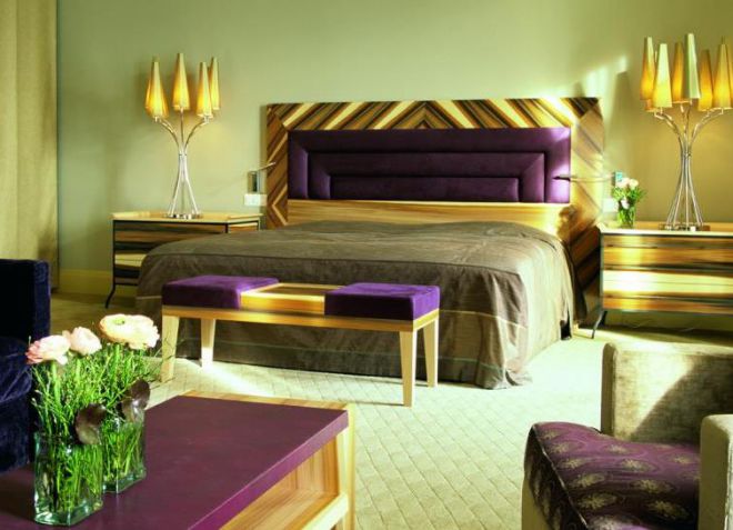 фиолетово-оливковая спальня
