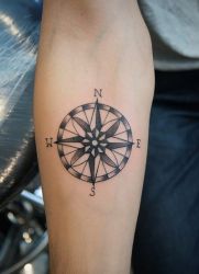 co znamená tetování kompas