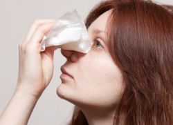 vzroki za vztrajni izcedek iz nosu in nosne zastoje