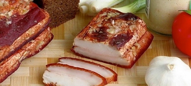 kako kuhati slaninu u peelingu luka