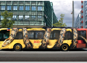 Автобус с рекламой Копенгагенского зоопарка