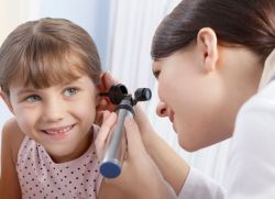 příznaky korku v uchu