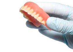 pokrývající zubní protézu