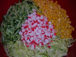 салата от раци с царевица и прясна краставица