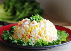 рецепт за салату од крабија са кукурузом и рижом