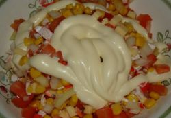 rajčatový salát s krabovými tyčinkami