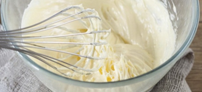 krema s kondenzirano mlečno smetano in maslom