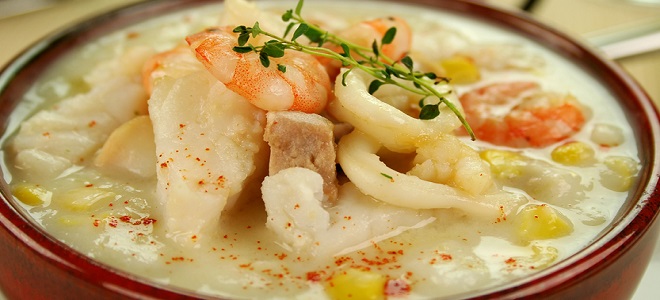Královská polévka s lososem a smetanou