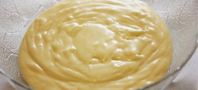 Krém z vařeného kondenzovaného mléka a zakysané smetany