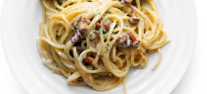 Umak s gljivama i vrhnja za špagete