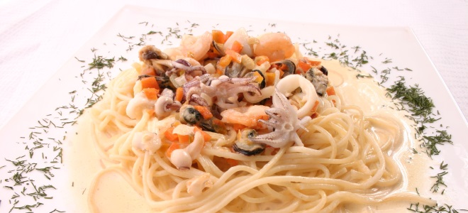 Omaka za morsko hrano za špagete in smetano