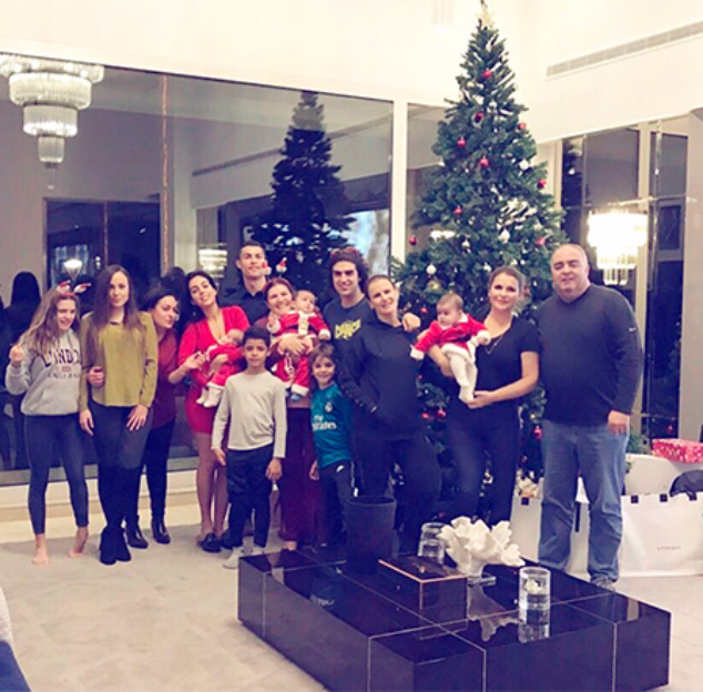 Криштиану Роналду с семьей на Рождество