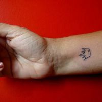 tetovaža kruna na zglobu za djevojčice1