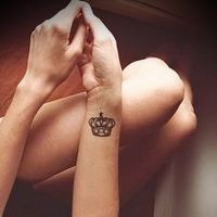 korona tatuażu na nadgarstku dla dziewczynki3