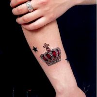 korona tatuażu na nadgarstku dla dziewczynki4