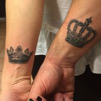 korona tatuażu na nadgarstku dla dziewczynki5