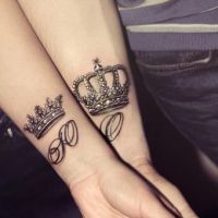 korona tatuaż na nadgarstku dla dziewcząt7