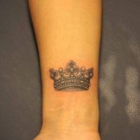 korona tatuażu na nadgarstku dla dziewcząt8
