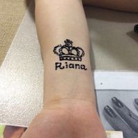 korona tatuażu na nadgarstku dla dziewcząt9