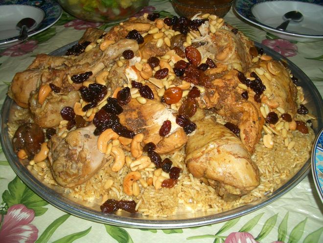 Традиционное блюдо Саудовской Аравии - мясо с рисом и овощами