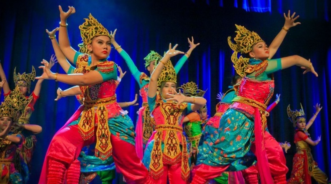 Влияние индийской  танцевальной культуры на индонезийскую очень заметно